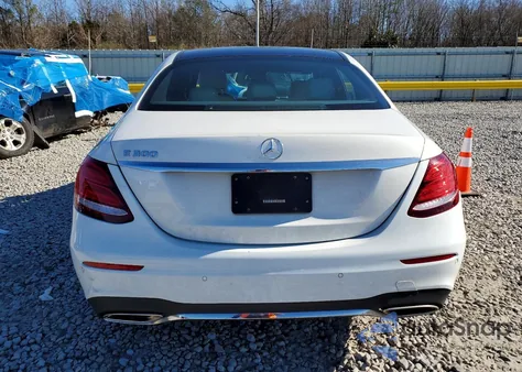 2017 Mercedes-Benz E 300 z USA, uszkodzony, nr VIN WDDZF4JB1HA276745